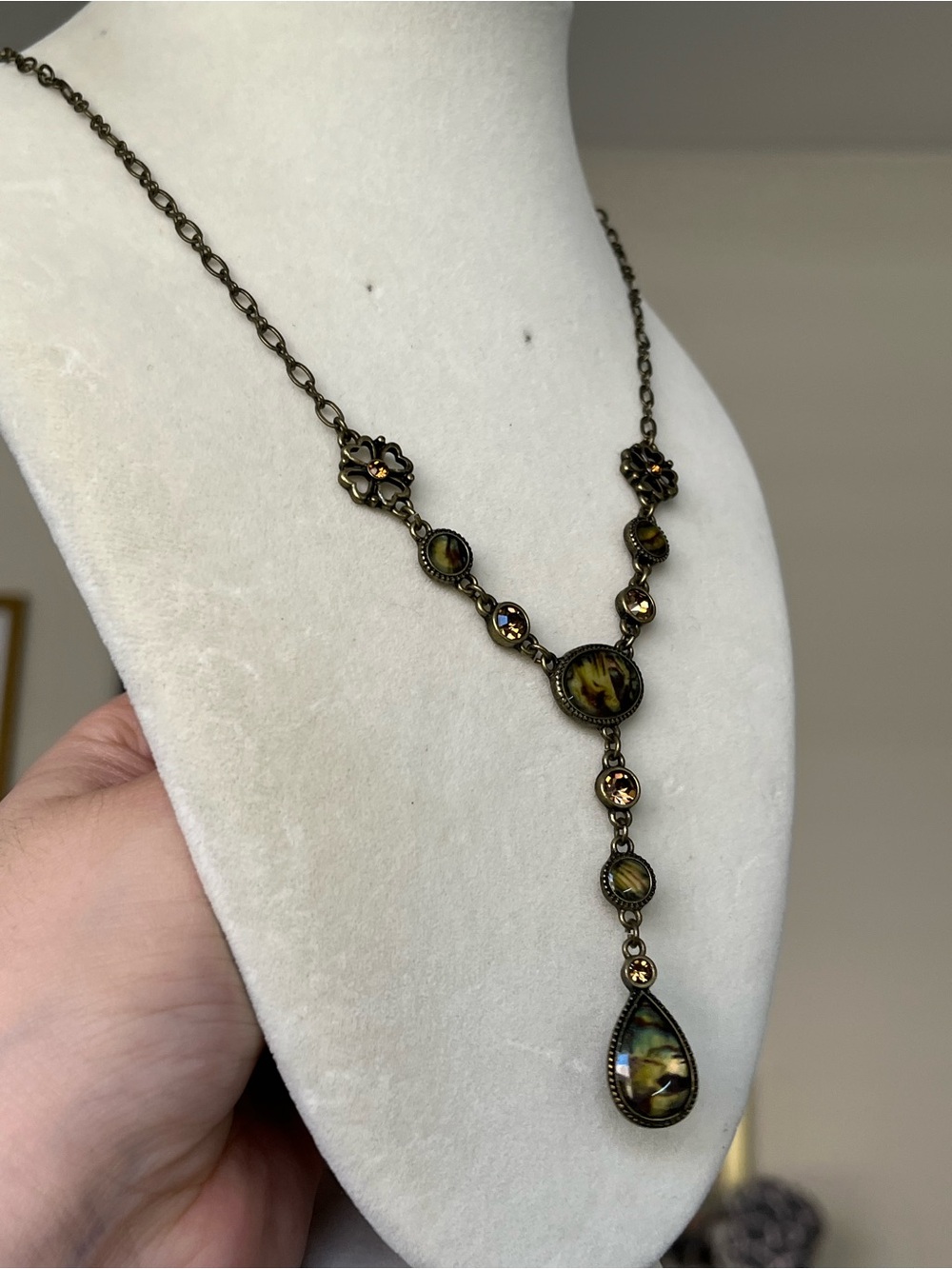 VTG Avon NRT Antiqued Brass Tone Drop Necklace Crystals & Shell 20” - Picture 3 of 6